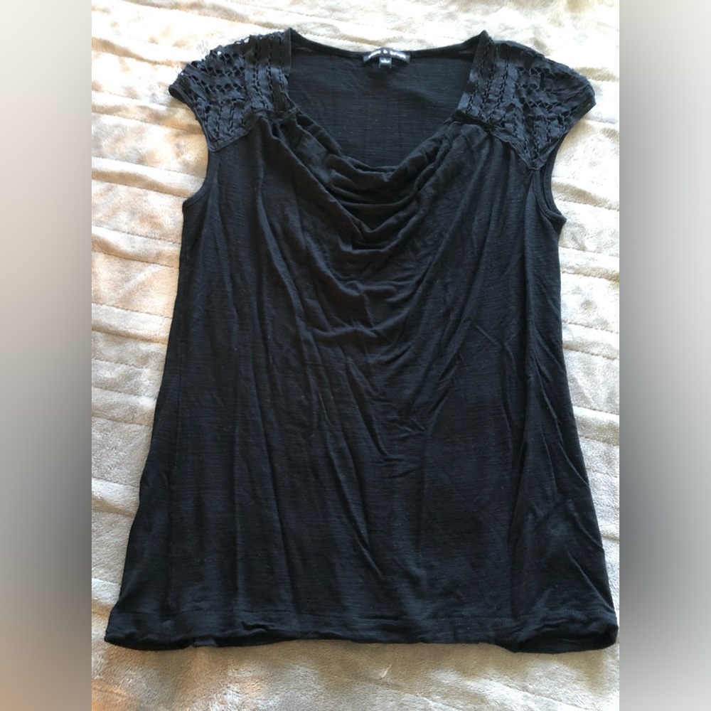 Short sleeve Cable & Gauge black top, size large.